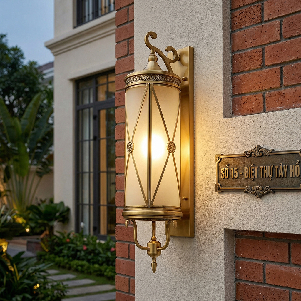 Đèn gắn tường đồng KS-TD04 tại cổng khách sạn